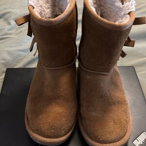 Kookaburra by UGGs boots size 2